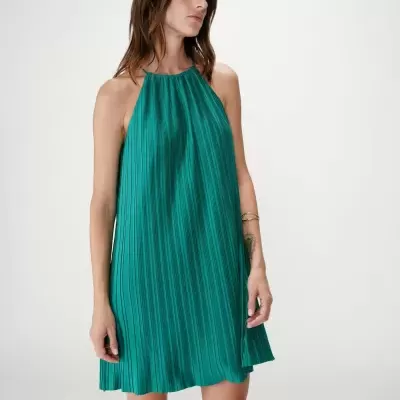 Vestido verde plissado de mulher com gola halter