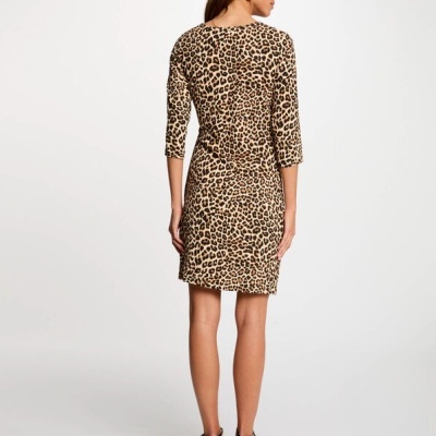 Vestido curto com padrão pele de leopardo e mangas até ao cotovelo, visto de costas.
