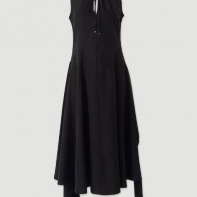 vestido preto sem mangas com laço no decote e corte assimétrico