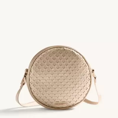 Saco redondo beige com padrão trançado e detalhes dourados