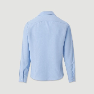 Camisa social azul claro de manga comprida vista por trás