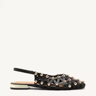 Sapato plano preto em pele com tachas douradas e salto baixo