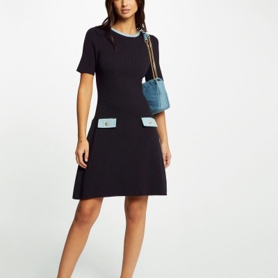 Vestido preto com detalhes azuis claros e mala azul claro