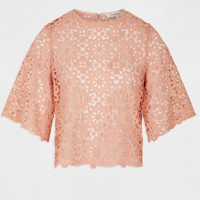 Blusa feminina rendada cor de salmão com padrão floral e mangas médias