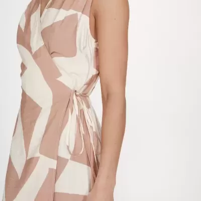 Vestido sem mangas bege e branco com padrão abstrato e cinto para amarração lateral