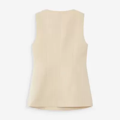 Colete feminino bege com riscas brancas verticais, visto de costas