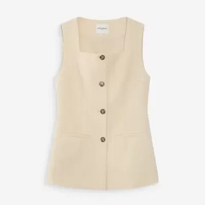 Colete bege com riscas brancas e botões castanhos