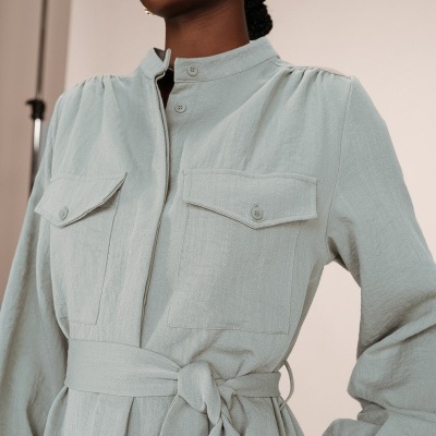 Vestido azul claro com bolsos e cinto