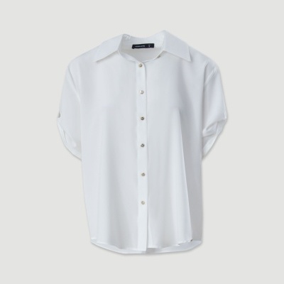 Camisa branca de manga curta com botões frontais