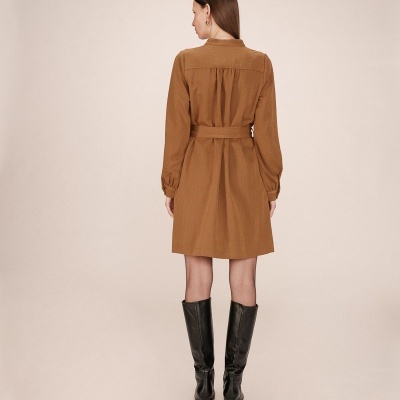 Vestido castanho de manga comprida com cinto e botas pretas de cano alto