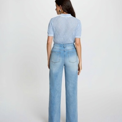 Mulher de costas com camisola azul e jeans de lavagem clara