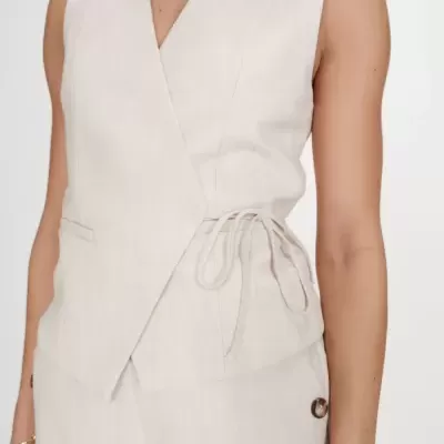 Top feminino bege claro cruzado com laço lateral e calças combinando