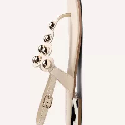 Sandália bege com aplicações metálicas douradas e salto bloco dourado