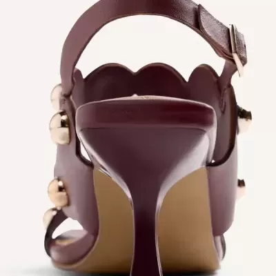 Sandália feminina vinho com salto médio e tachas douradas
