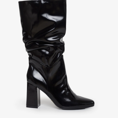 Bota preta de salto alto com cano franzido