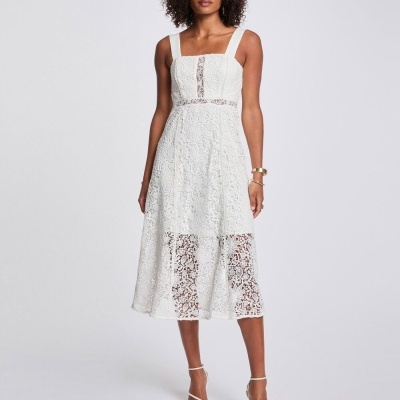 Vestido midi branco de renda com alças largas e detalhes transparentes