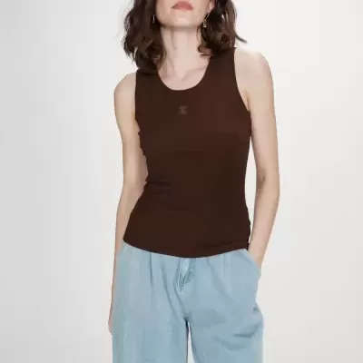 Mulher a usar blusa castanha de malha e calças de ganga azul clara