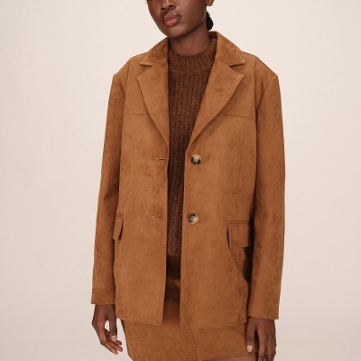 Blazer castanho de camurça com botões e bolso