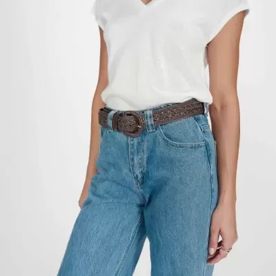 Pessoa vestindo t-shirt branca e calças de ganga azuis com cinto castanho trançado