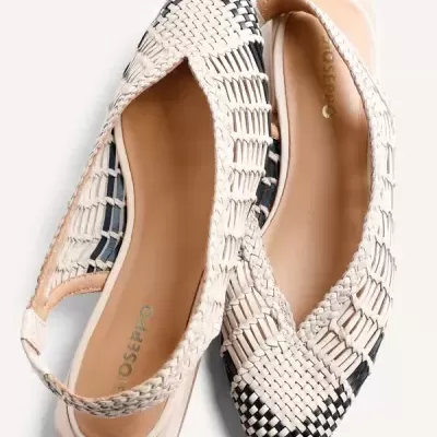 Sapatos slingback trançados em creme e preto com interior em pele castanha clara