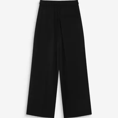 Calças pretas largas com cintura elástica e bolso traseiro