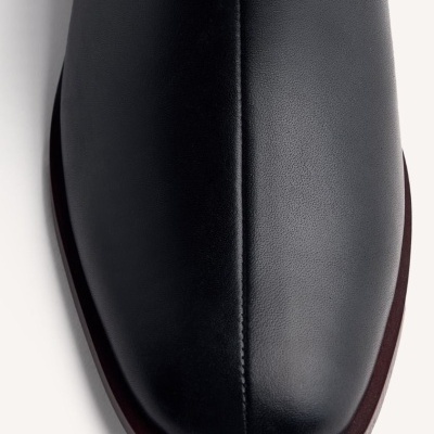 Sapata preta de pele com sola castanha vista de cima