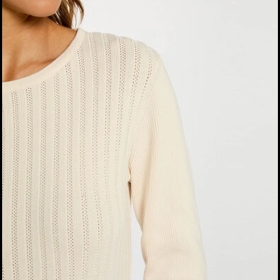 Camisola creme feminina com padrão de pontos verticais e gola redonda