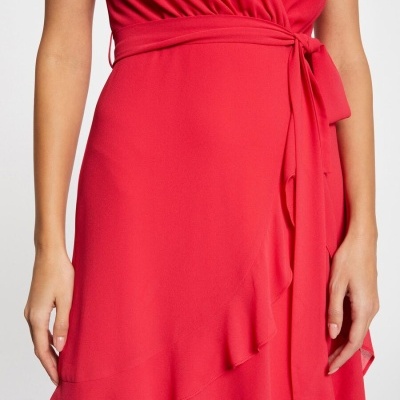 Vestido vermelho com faixa amarrada e detalhes de folhos