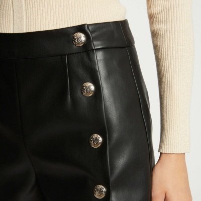 Calções pretos em pele com botões prateados na lateral direita