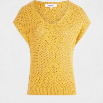 Camisola de malha amarela com padrão trançado e gola em V