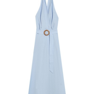 Vestido comprido azul claro com cinto largo e fivela redonda em madeira