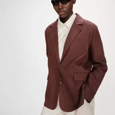 Blazer castanho com camisa branca às riscas e calções bege