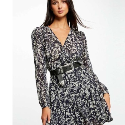 Vestido curto floral preto e branco com cinto preto e fivela prateada