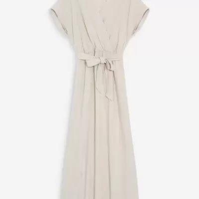 Vestido comprido bege claro com decote em V e cinto atado à cintura