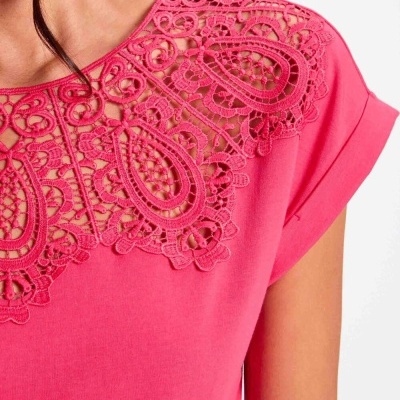 Blusa rosa com decote em renda trabalhada e manga curta