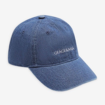 Boné azul com texto bordado GRACE & MILA
