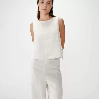 Conjunto feminino cru de regata sem mangas e calças retas em tecido de linho ou algodão