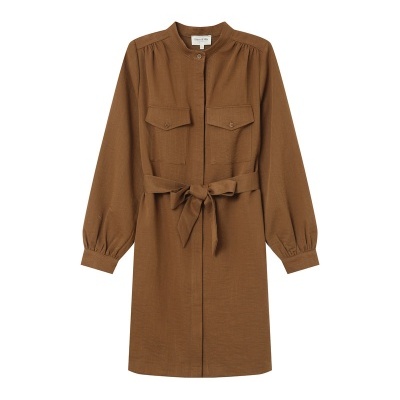 Vestido castanho comprido com cinto e botões em fundo branco