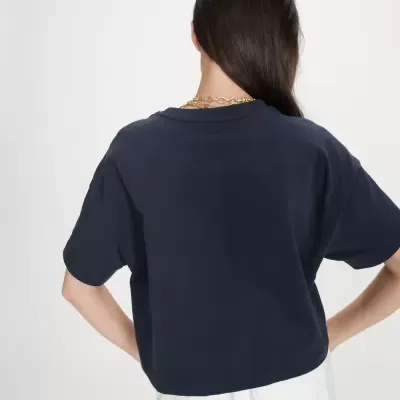 T-shirt curta azul escuro vista de costas com fundo branco