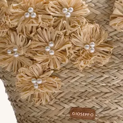Saco de palha com flores decorativas e etiqueta GIOSEPPO