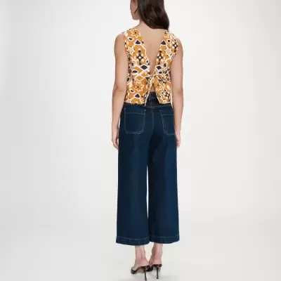 Blusa feminina sem mangas com padrão floral, calças de ganga largas e sapatos de salto