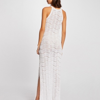 Vestido branco longo com padrão em ziguezague e sandálias brancas