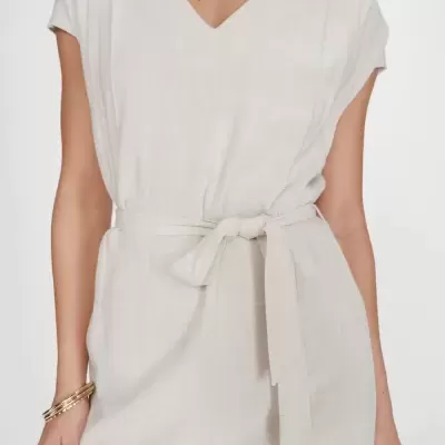 Vestido curto creme com decote em V e cinto atado à frente