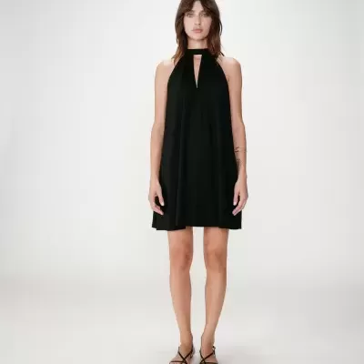 Vestido preto curto sem mangas com gola alta e recorte em V