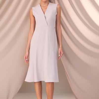 Vestido midi bege claro sem mangas com decote em V e sandálias de salto