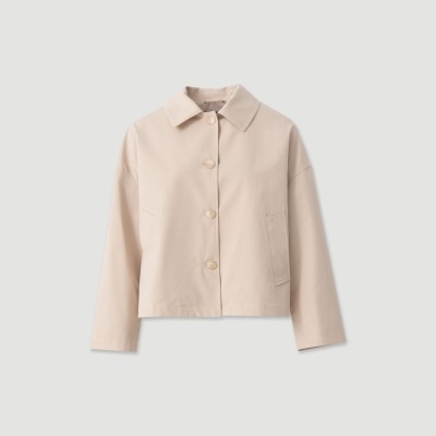 Casaco curto bege com botões frontais e bolsos laterais