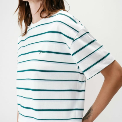 T-shirt branca com riscas verdes e logótipo bordado