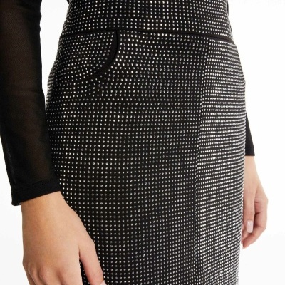 Saia curta com padrão pied-de-poule preto e branco e pequenas pedras ou tachas aplicadas