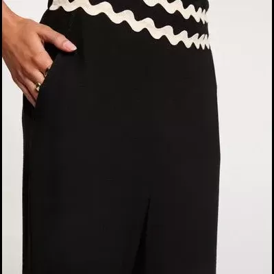 Vestido preto com detalhes brancos ondulados na cintura