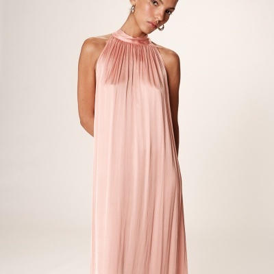 Vestido comprido rosa claro com gola alta pregueada
